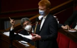 Adrien Quatennens (d) et Jean-Luc Mélenchon à l'Assemblée nationale, le 4 mai 2021 à Paris