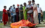 Une mère pleure son fils mort, à ses funérailles dans le district de Chitwan au Népal, le 31 août 2026