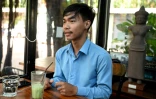 L'étudiant en informatique Oeng Sirayuth lors d'une interview avec l'AFP dans un café à Phnom Penh, le 17 juillet 2025 au Cambodge