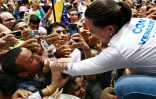 La cheffe de l'opposition vénézuélienne Maria Corina Machado acclamée par ses partisans lors d'un rassemblement de campagne à Barinas, au Venezuela, le 6 juillet 2024