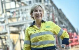 Amanda Lacaze, directrice générale de Lynas Malaisie, lors d'une visite des installations de la société minière australienne à Gebeng, dans l'est de la Malaisie, le 8 avril 2026