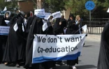 Des Afghanes en niqab noir lors d'un rassemblement pro-talibans devant l'université Shaheed Rabbani, le 11 septembre 2021 à Kaboul