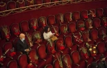 Des spectateurs attendent le début de la représentation de "La Traviata" de Verdi à l'Opéra de Sofia, le 18 février 2021 en Bulgarie