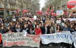 Des étudiants manifestent contre la loi travail du gouvernement, le 9 avril 2016 à Paris