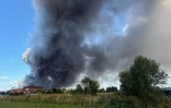 De la fumée s'élève depuis un centre logistique du géant russe de l'e-commerce Wildberries, le 16 août 2026 à Podolsk, près de Moscou 