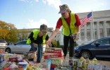 Des bénévoles de l'association People's Pantry Food récoltent des dons alimentaires sur l'esplanade du National Mall à Washington, le 30 octobre 2025