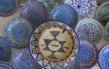 Des assiettes et des plats fabriqués à Sejnane en Tunisie et présentés dans un magasin de souvenirs de Tunis, le 10 mai 2019