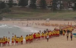 Des centaines de sauveteurs en mer australiens rendent hommage aux victimes de l'attentat du 14 décembre, sur la plage de Bondi à Sydney le 20 décembre 2025  