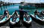 Des touristes s'apprêtent à conduire des jet ski à Key West, le 11 avril 2022