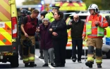 Les services de secours évacuent des membres de la communauté juive après une attaque meurtrière contre une synagogue, le 2 octobre 2025 à Manchester (Royaume-Uni)