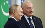 Le présidet du Bélarus Alexandre Loukachenko (D) avec son homologue et allié russe Vladimir Poutine lors d'un sommet dans la région russe de Leningrad le 25 décembre 2024
