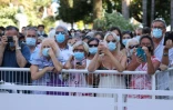 Des personnes masquées attentent l'arrivée de l'équipe du film "Benedetta", le 9 juillet 2021 à Cannes