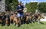 Inès Monot, propriétaire avec son mari Michel de l'abbaye du Val des Choues, avec une meute de chiens de chasse à courre, le 23 mai 2017 près de Châtillon-sur-Seine, en Côte d'Or