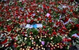 Bougies au marché de Noël visé par l'attentat meurtrier à Berlin, le 24 décembre 2016
