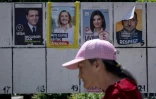 Des affiches électorales avant le premier tour de la présidentielle, le 3 mai 2025 à Giurgiu, en Roumanie