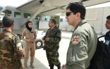 La première femme pilote afghane Niloofar Rahmani le 26 avril 2015 discute avec des collègues à Kaboul