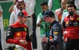 Le pilote Ferrari Charles Leclerc et son rival de Red Bull Max Verstappen échangent à l'issue de leur bagarre sur le circuit de la corniche de Jeddah, le 27 mars 2022
