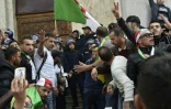 Manifestants et policiers à Alger le 12 avril 2019