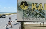 Une annonce immobilière propose des appartements avec vue sur le canal, dans le village côtier de Karaburun, près d'Istanbul, le 12 juin 2018