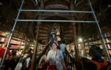 Des touristes visitent la librairie Lello à Porto, le 25 juillet 2016