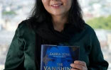 La journaliste afghane Zahra Joya pose à l'issue d'un entretien à l'AFP avec son livre "The Vanishing Girl of Kabul" (La jeune fille disparue de Kaboul), le 14 août 2026 à Londres