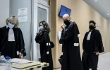 Me Jean-Christophe Coubris (C), avocat de 1.650 plaignants, ajuste son masque à son arrivée avec d'autres avocats au palais de justice de Paris le 9 juin 2020