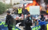 Des barricades érigées par des "gilets jaunes" à Port-La-Nouvelle, dans l'Aude, le 20 novembre 2018 