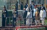 Le Premier ministre indien Narendra Modi, le président du Conseil européen António Costa, la présidente de la Commission européenne Ursula von der Leyen, la présidente de l'Inde Droupadi Murmu et le ministre indien de la Défense Rajnath Singh assistent au défilé du 77e anniversaire de la République indienne à New Delhi, le 26 janvier 2026