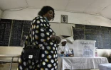 Une électrice entre dans un bureau de vote à Liberté 5, un quartier de Dakar, le 31 juillet 2022, lors des élections législatives au Sénégal