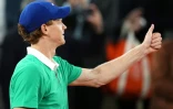 Jannik Sinner fête sa victoire au premier tour de Roland-Garros contre le Français Arthur Rinderknech, le 26 mai 2025