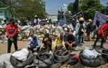 Des manifestants sur une barricade à Rangoun, le 20 mars 2021