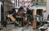 Des débris et une voiture endommagée dans une rue de Bad Neuenahr-Ahrweiler, le 16 juillet 2021