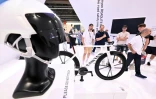 Des visiteurs sur le stand Canyon au salon du vélo Eurobike à Francfort, 24 juin 2026 en Allemagne