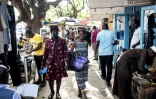 Des marchandes de fruits et d'arachides dans une rue de Conakry le 11 septembre 2021