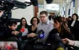 Les parents d'Evaëlle et leur avocate Delphine Meillet le 10 mars 2025 au tribunal judiciaire de Pontoise