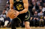 Stephen Curry des Golden State Warriors arme son shoot contre les Portland Trail Blazers en NBA le 26 novembre 2021 au Chase Center à San Francisco
