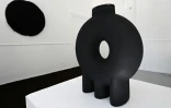 Un vase Kumanec figure parmi les objets de l'exposition "Chornozem" de la designer ukrainienne  Victoria Yakusha à Milan, le 9 juin 2022 