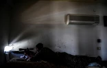 Un sniper des Forces démocratiques syriennes (FDS) soutenues par Washington sur la ligne de front ouest des combats contre les jihadistes du groupe Etat islamique (EI) à Raqa, le 8 octobre 2017