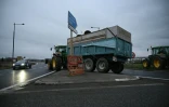 Des tracteurs de l'organisation des Jeunes agriculteurs bloquent un rond-pont près de l'auroute A61 à Castelnaudary dans le sud-ouest de la France le 17 décembre