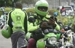 Un moto-taxi d'ORide consulte son smartphone, le 4 septembre 2019 à Lagos, au Nigeria