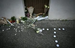Des fleurs et des bougies devant la salle des fêtes de Crépol, dans la Drôme, le 22 novembre 2023
