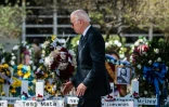Le président américain Joe Biden devant un mémorial pour les victimes de la tuerie de l'école Robb à Uvalde, au Texas, le 29 mai 2022