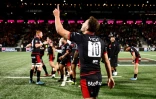 Le demi d'ouverture français de Lyon Léo Berdeu célèbre la victoire de son équipe à la fin du match de Top 14 contre l'Union Bordeaux-Bègles, à Lyon, le 14 septembre 2024