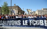 Les supporters des Girondins protestent contre la relégation de leur club pour raisons administratives, le 9 juillet 2022 à Bordeaux