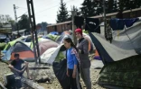 Des réfugiés à la frontière entre la Macédoine et la Grèce, dans le camp de fortune d'Idomeni en Grèce, le 1er avril 2016