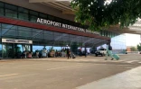 Des voyageurs arrivent à l'aéroport international Diori Hamani de Niamey, au Niger, le 22 septembre 2023