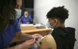 Un jeune se fait vacciner en Corse le 13 mai 2021