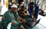 Un membre de l'ONG Code for Africa enseigne Ă des volontaires comment utiliser un logiciel pour cartographier le bidonville de Makoko, Ă Lagos, le 23 octobre 2019 au Nigeria
