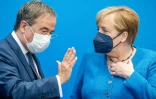 Angela Merkel aux côtés d'Armin Laschet, candidat à sa succession, avant une réunion de leur parti, la CDU, le 30 août 2021 à Berlin