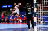 La Française Estelle Nzé Minko, marque un de ses 6 buts face à la Serbie à l'Euro féminin de handball, le 14 décembre 2016 à Göteborg